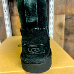 Girls classic ugg. Brand new never worn still in box.